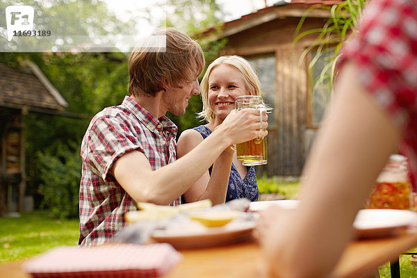 Paar beim Essen am Tisch im Freien