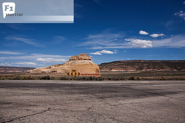 Pfeilschild vor einer Felsformation  Indian Creek Recreation Area  Utah  USA