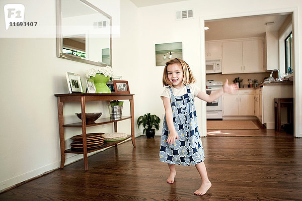 Kleines Mädchen tanzt zu Hause