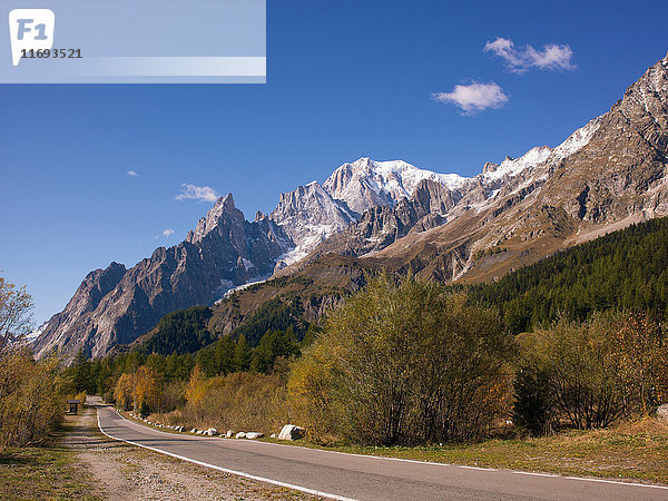 Straße durch ländliches Gebirge