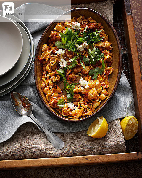 Teller mit marokkanischer Pasta