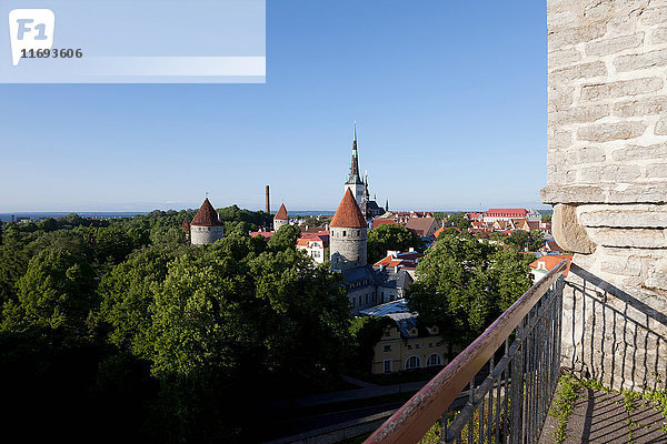 Geländer mit Blick auf die mittelalterliche Stadt
