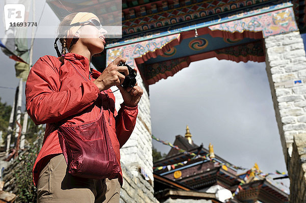 Weibliche Trekkerin vor einem Chorten  Oberer Pisang  Nepal
