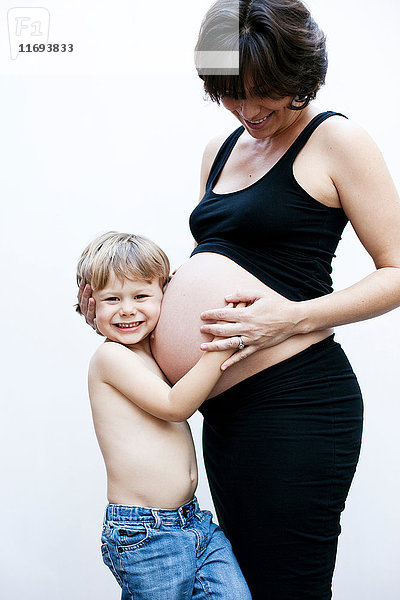 Junge mit schwangerer Mutter