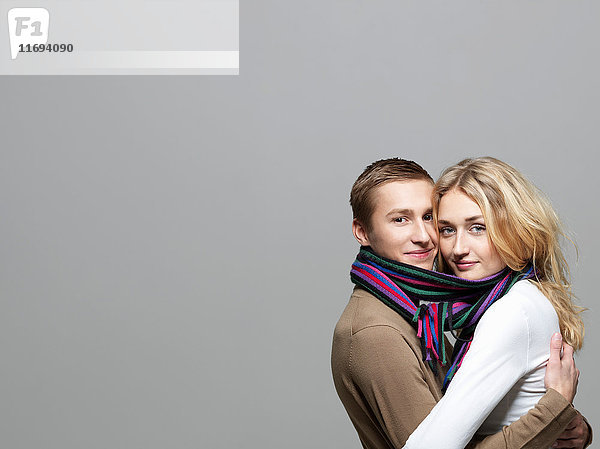 Junges Paar mit gleichem Schal