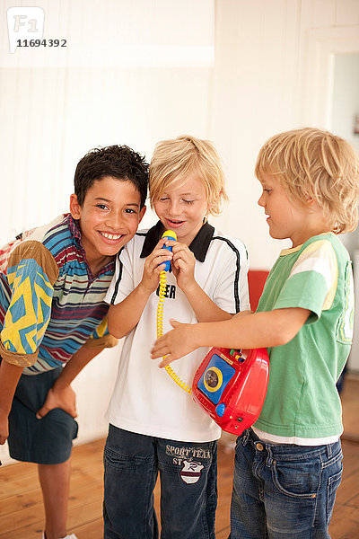 Jungen  die drinnen zusammen spielen