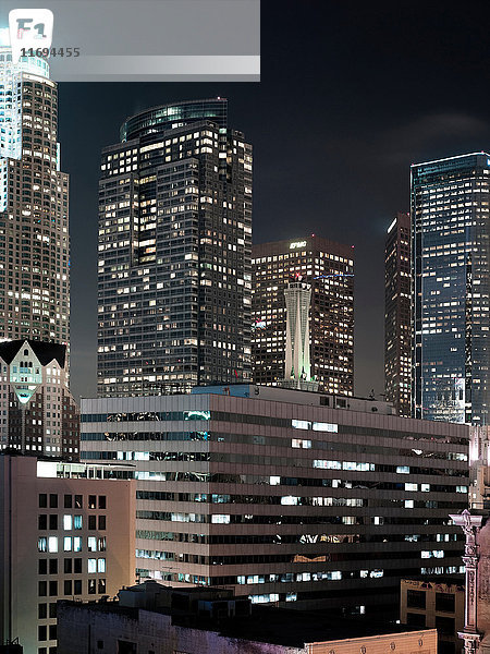 Wolkenkratzer in Los Angeles erhellen nachts