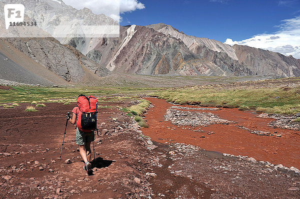 Frau steigt von der Plaza de Mulas am Aconcagua in den Anden ins Horcones-Tal hinab  Provinz Mendoza  Argentinien