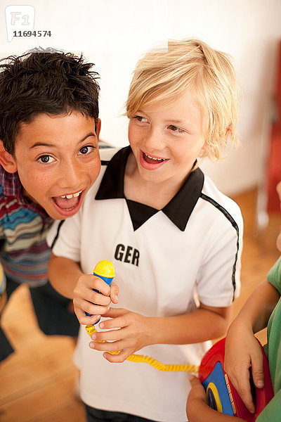 Jungen  die drinnen zusammen spielen