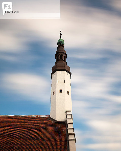 Kirchturm gegen blauen Himmel