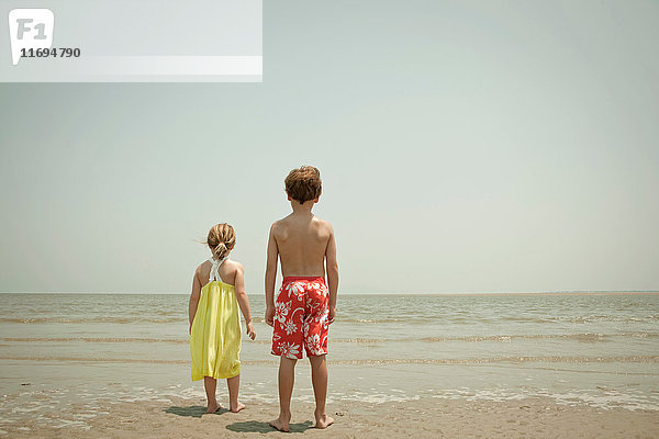 Gemeinsam am Strand stehende Kinder