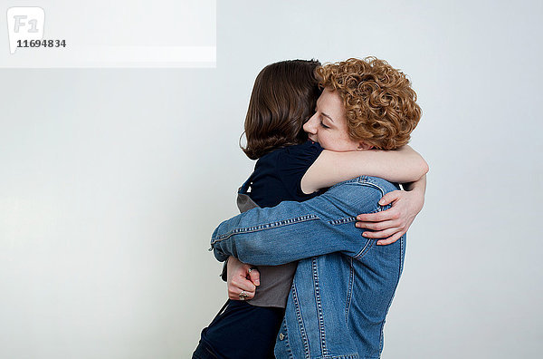 Lesbisches Paar bei der Umarmung  Studioaufnahme