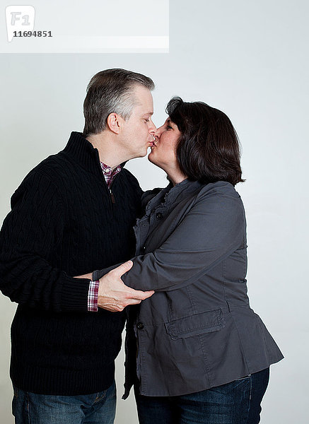 Reifes Paar küsst sich  Studioaufnahme