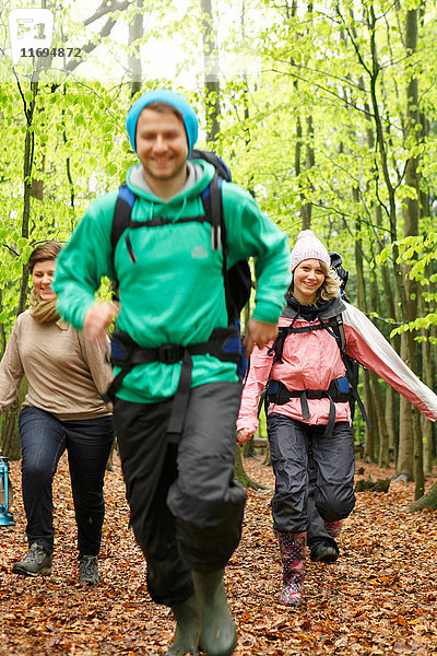 Lächelnde Freunde beim Wandern im Wald