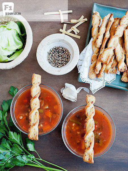 Frische Gemüsesuppe mit Brotstangen