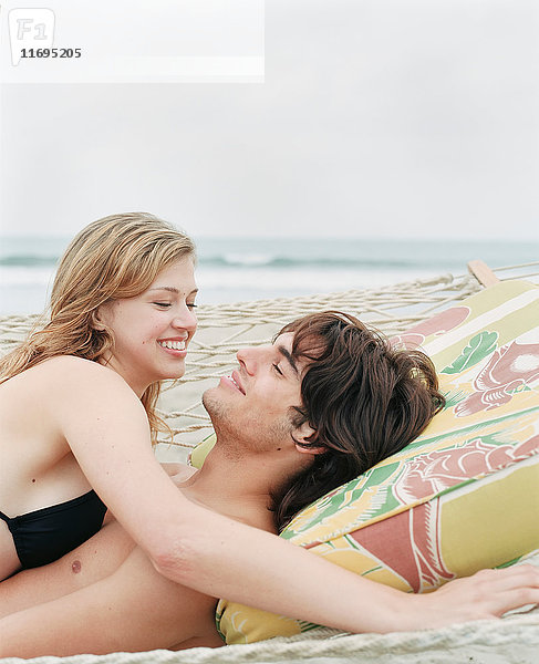 Zusammen am Strand liegendes Ehepaar