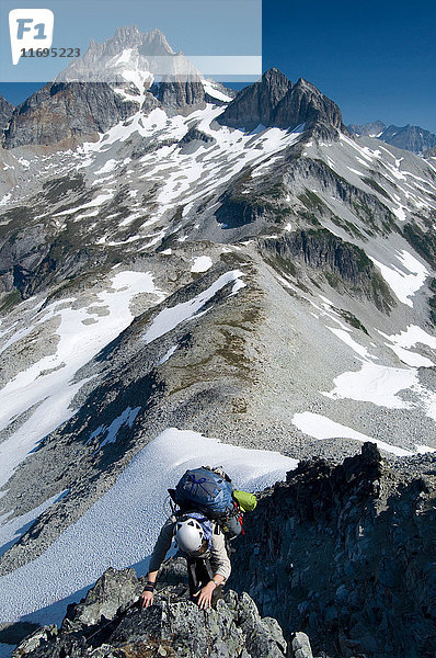 Bergsteigerin beim Aufstieg auf den Felsgrat  Redoubt Whatcom Traverse  North Cascades National Park  WA  USA