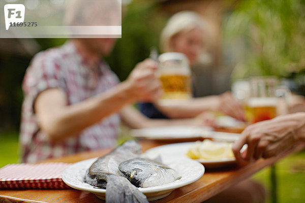 Fischteller auf dem Tisch im Freien