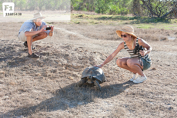 Paar mit Schildkröte  Stellenbosch  Südafrika