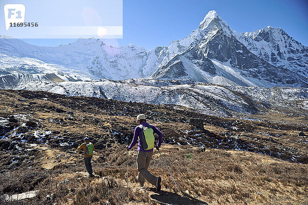 Trekker beginnen Tageswanderung  Chhukung  Nepal