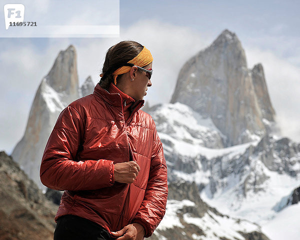 Frau zippt ihre Jacke vor dem Monte Fitz Roy im Nationalpark Los Glaciares  El Chalten  Argentinien