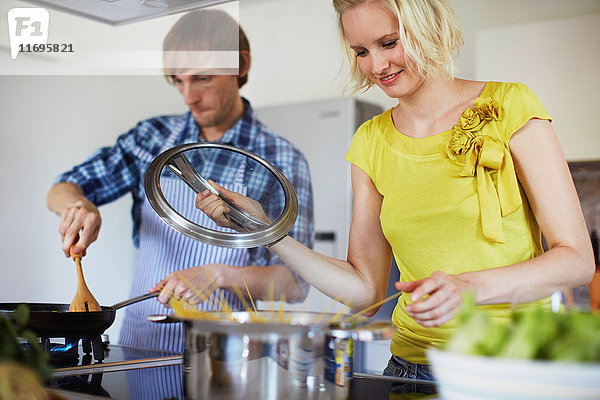 Ehepaar kocht gemeinsam in der Küche