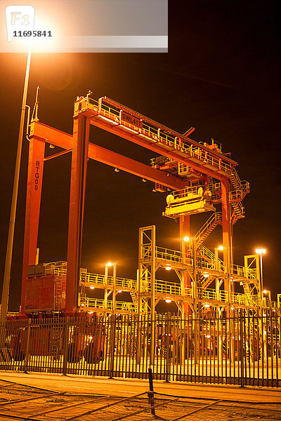 Kräne und Leitern in der Werft bei Nacht