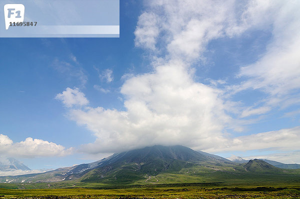 Vulkan Tolbachik in Wolken  Halbinsel Kamtschatka  Russland