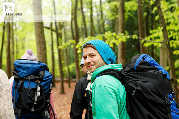 Lächelnde Freunde beim Wandern im Wald