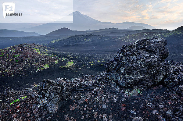 Lavafeld und Vulkan Tolbachik  Halbinsel Kamtschatka  Russland