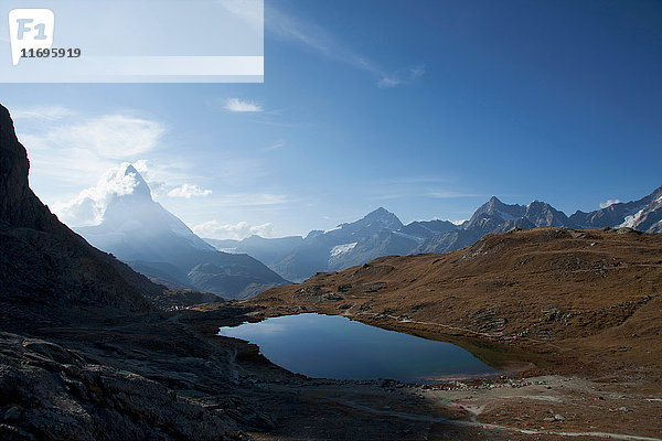 Luftaufnahme eines stillen Sees in den Bergen