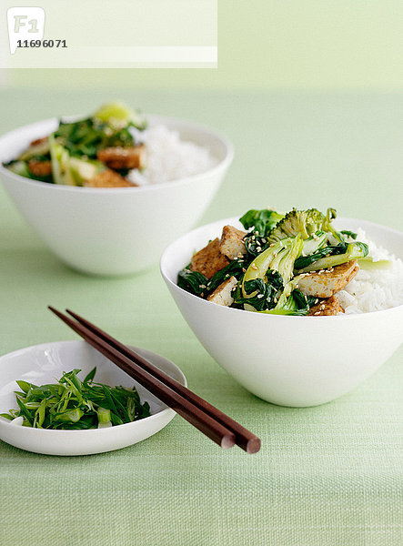 Schüssel Reis mit Broccolini