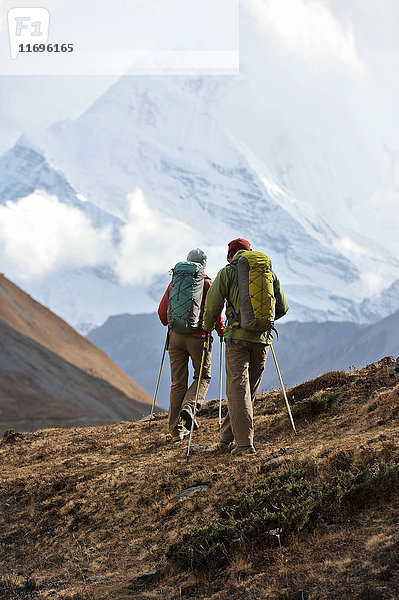 Trekker beim Wandern auf einem Bergrücken in Thorung La  Nepal