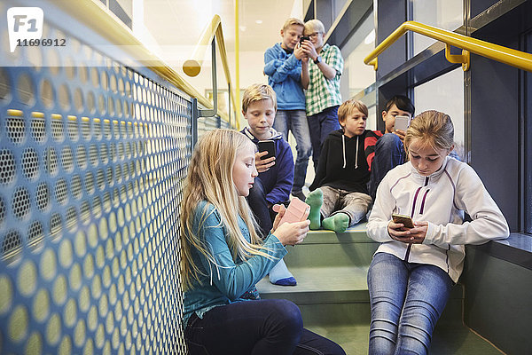 Schüler der Mittelstufe nutzen Smartphones in der Schule