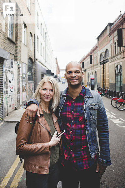 Porträt eines liebenden multiethnischen Paares auf der Straße der Stadt
