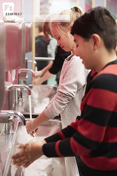 Mittelschüler beim Händewaschen in der Schule