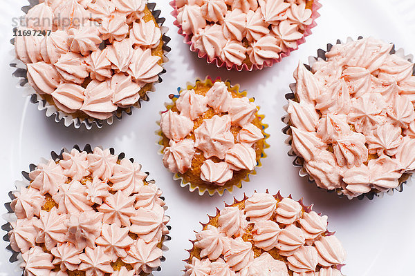 Nahaufnahme von Cupcakes mit rosa Zuckerguss