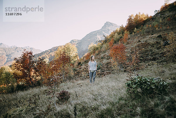 Kaukasische Frau beim Wandern auf einem Berg im Herbst