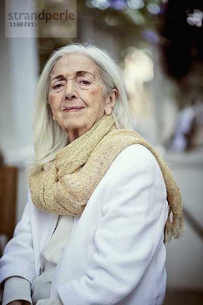 Porträt einer ernsten älteren kaukasischen Frau mit Kopftuch