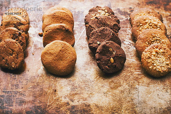 Vielfalt der Kekse in Reihen