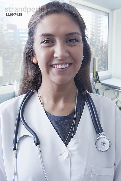 Porträt eines lächelnden hispanischen Arztes