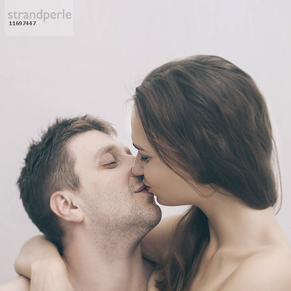 Porträt eines küssenden kaukasischen Paares