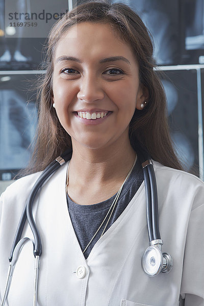 Porträt eines lächelnden hispanischen Arztes