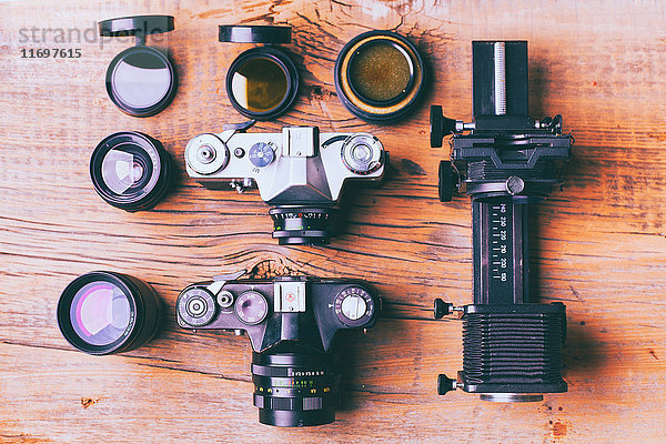 Kameras und Objektive auf einem Holztisch