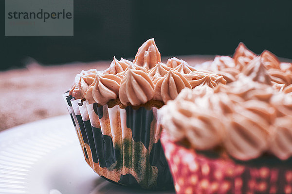 Nahaufnahme von Cupcakes mit rosa Zuckerguss