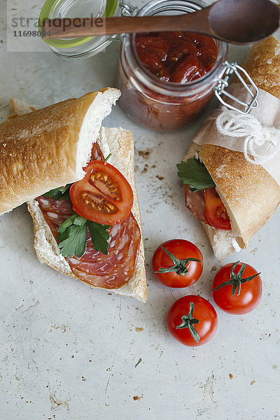 Sandwich bei Tomaten und Glas
