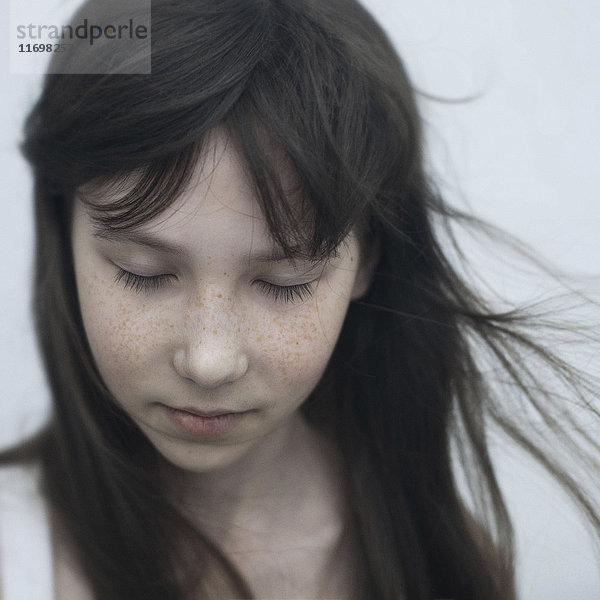 Wind weht Haare der kaukasischen Mädchen