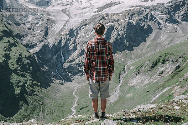 Kaukasischer Mann bewundert die Aussicht auf einen Berg