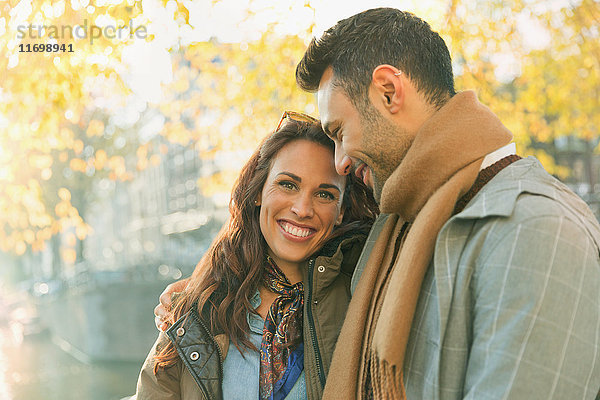 Portrait lächelndes  liebevolles Paar auf der Herbststraße