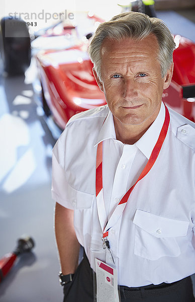 Porträt souveräner Formel-1-Rennmanager in der Werkstatt